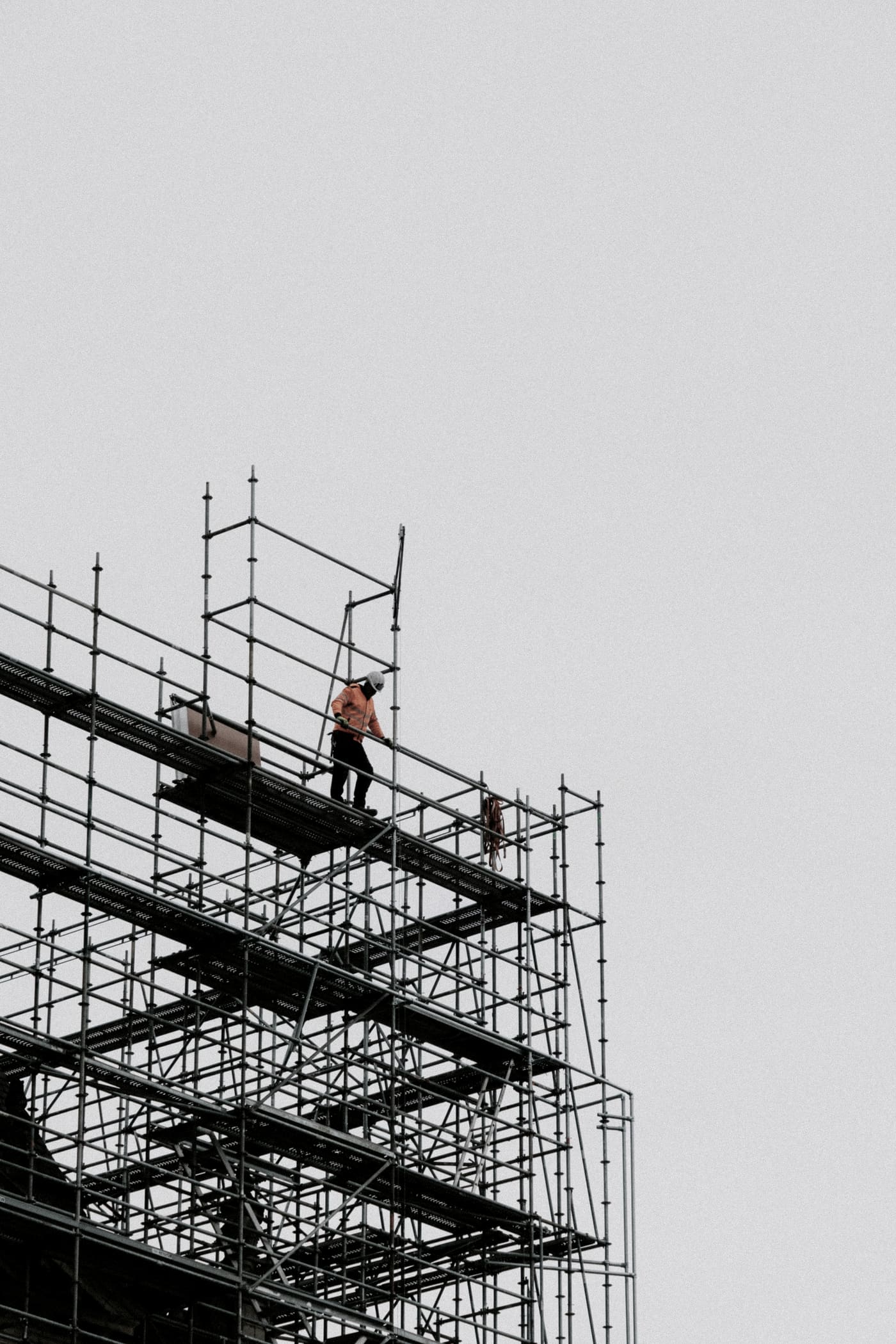 建物の一部に組まれた枠組足場（サンプル写真）