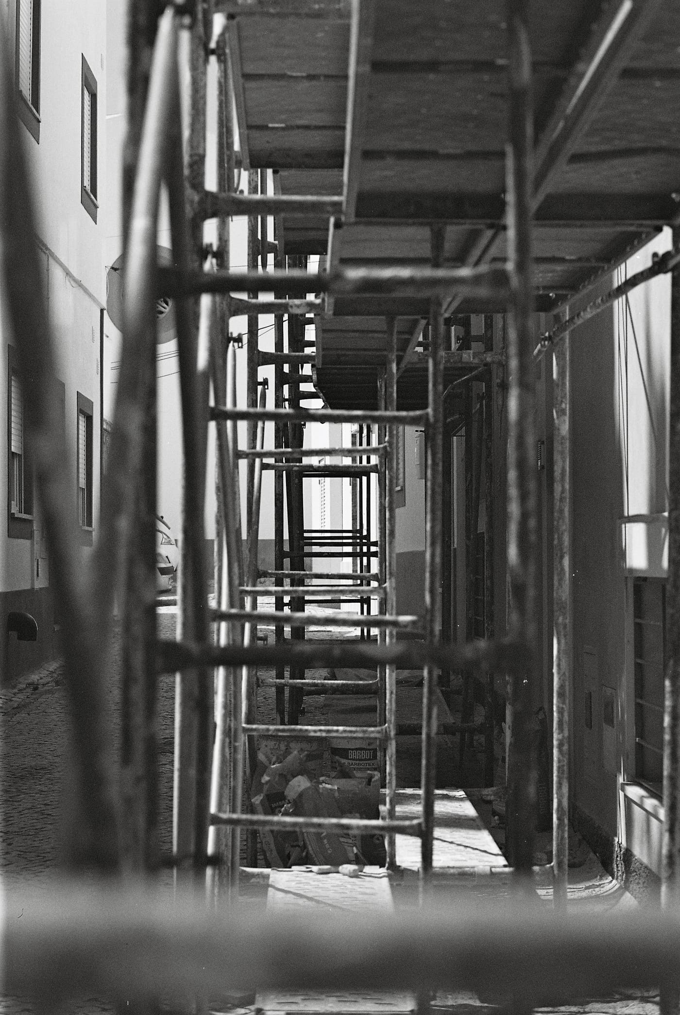 建物の間に組まれた足場を見通した構造（サンプル写真）
